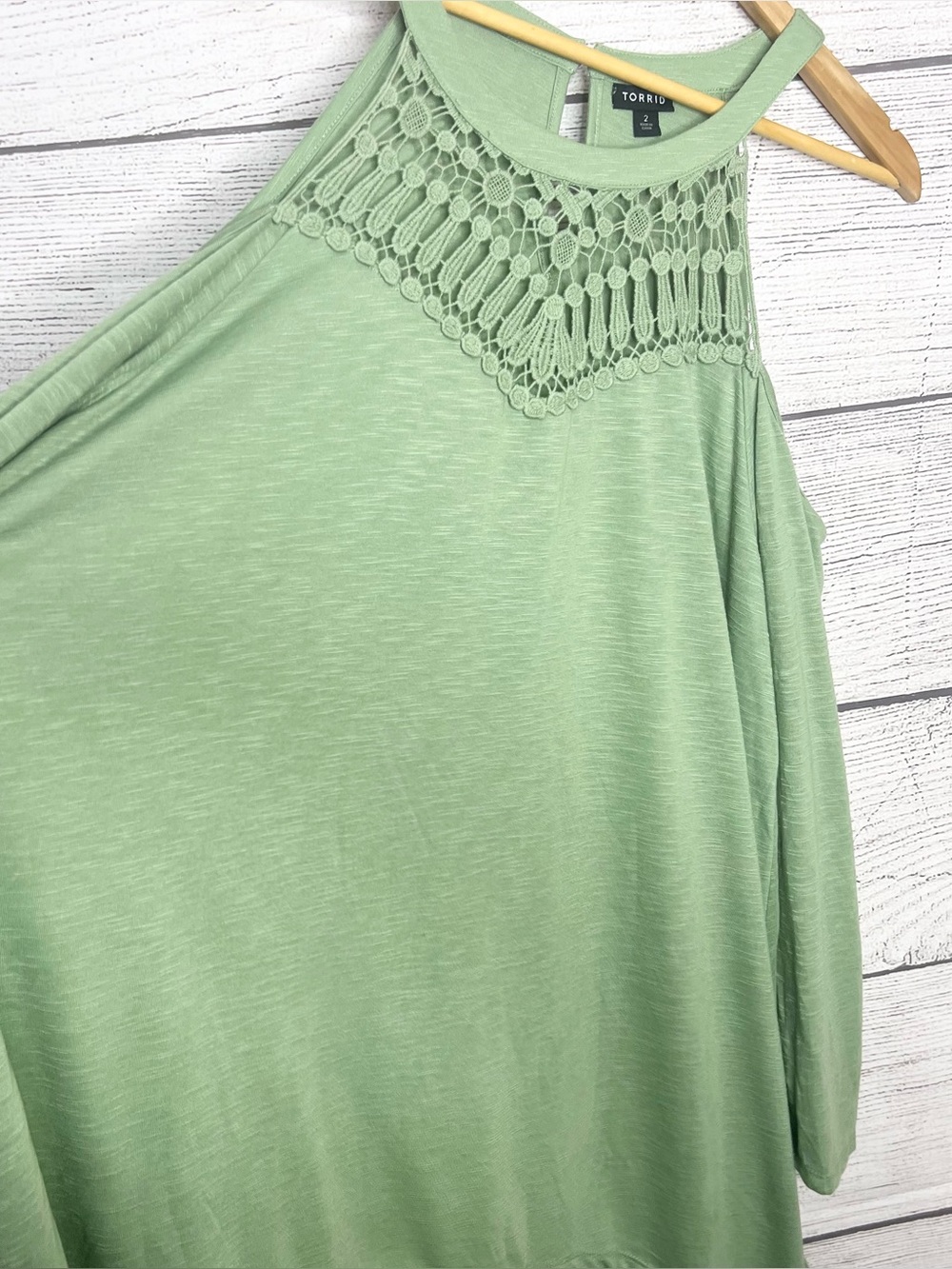 TORRID Green Crochet Neck Cold Shoulder Long Sleeve Sharkbite Hem Top Size 2X - Picture 8 of 16